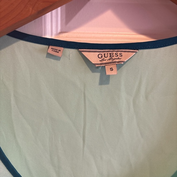 Women’s size small guess top - Picture 2 of 3